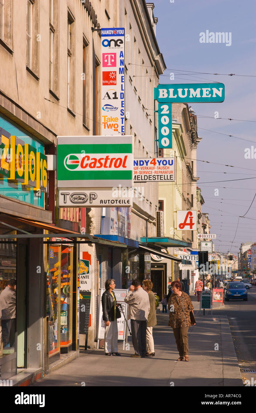 Vienne Autriche Scène de rue avec des piétons sur trottoir et signes Banque D'Images