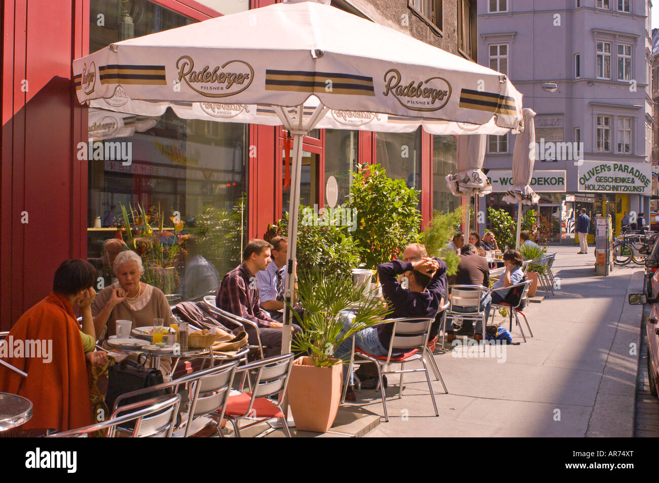 Vienne Autriche people relaxing at sidewalk cafe Banque D'Images