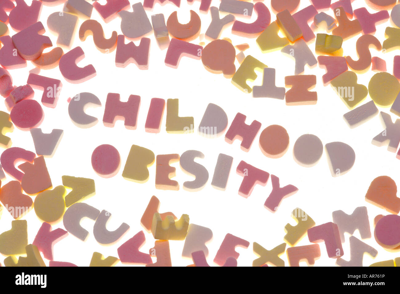 L'obésité infantile énoncés à l'aide d'ABC des bonbons. Banque D'Images