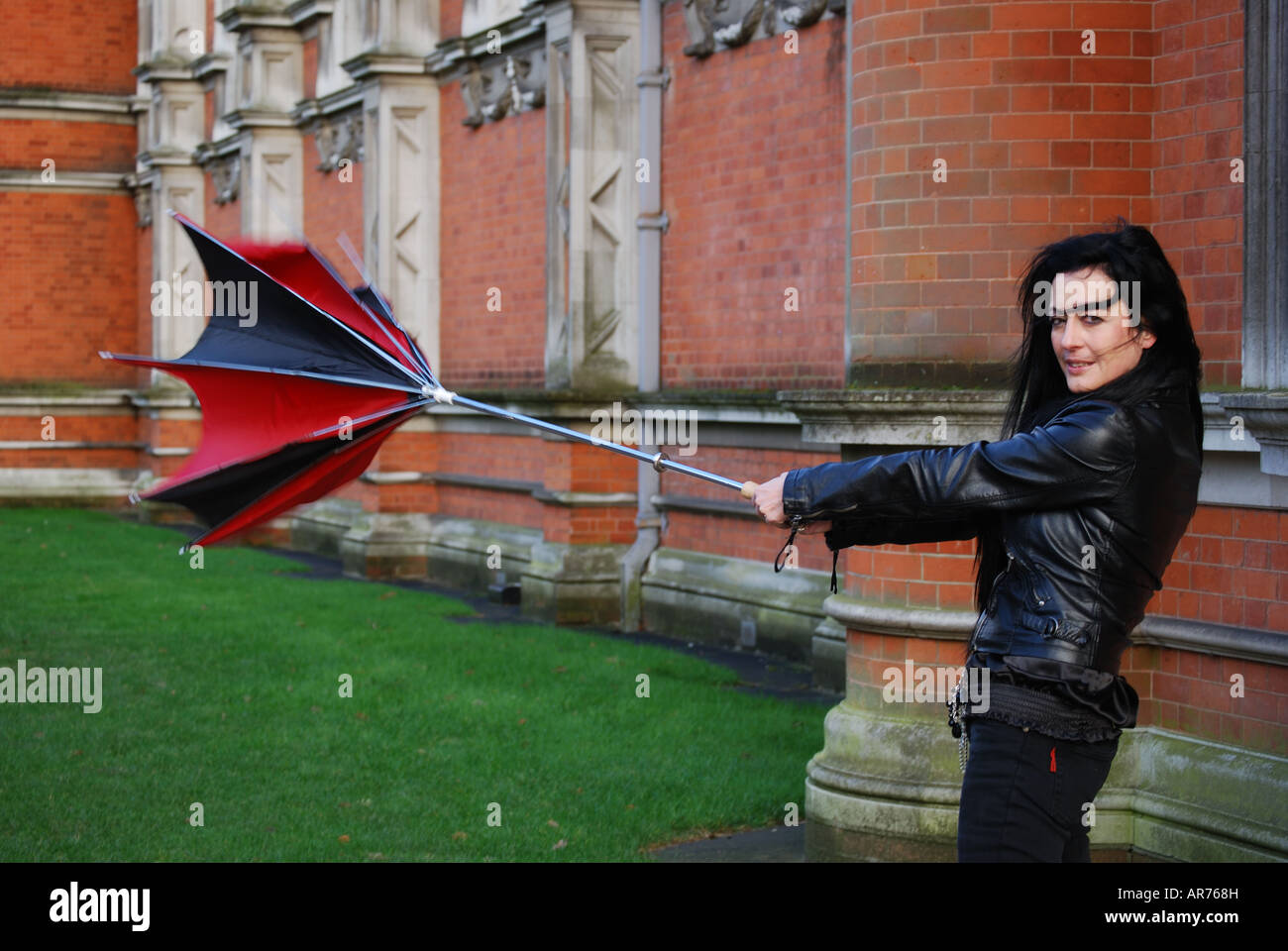 Modèle femme noir en posant au Royal Holloway University, Egham, Surrey, Angleterre, Royaume-Uni Banque D'Images