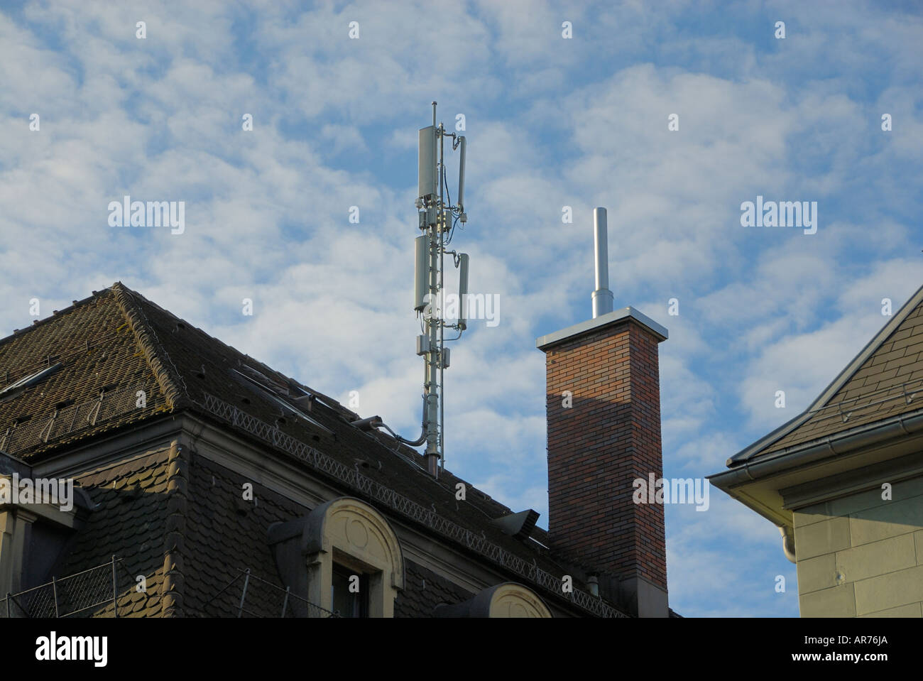 Pour l'antenne de transmission de téléphonie cellulaire et la cheminée sur un toit de maison. (C) par uli nusko, CH-3012 Berne Banque D'Images