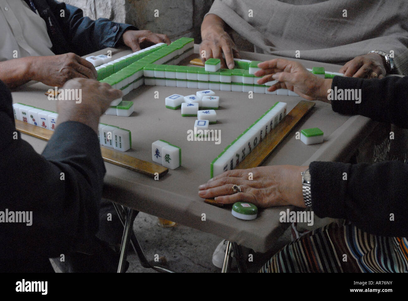Personnes jouant Mahjong Banque D'Images