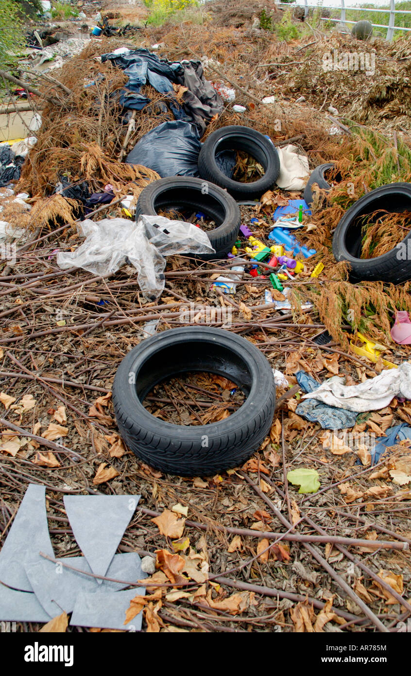 Les pneus de voitures et de jardin d'un dumping sur la masse des déchets à proximité du centre-ville Newport South Wales UK UE Banque D'Images