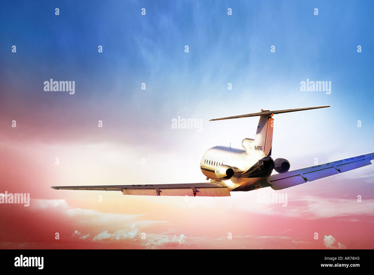 Une vue générale d'un avion de passagers par vol photo l'air dans le coucher du soleil. Banque D'Images