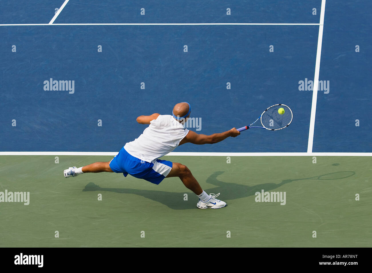 James Blake (USA) joue le joueur de tennis classé # 1 dans le monde Roger Federer (SUI) dans un match de championnat. Banque D'Images