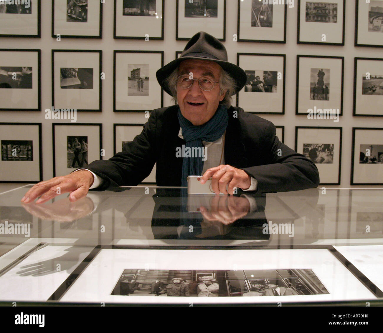 Le photographe de la série Magnum, René Burri, est photographié lors de son exposition rétrospective à la Manchester City Art Gallery, en Angleterre, au Royaume-Uni. Photo Don Tonge Banque D'Images