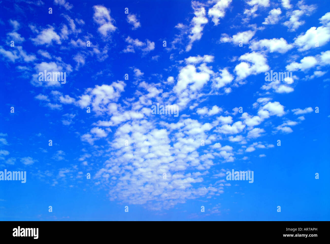 Fond naturel de ciel bleu avec nuages inhabituels formation Banque D'Images
