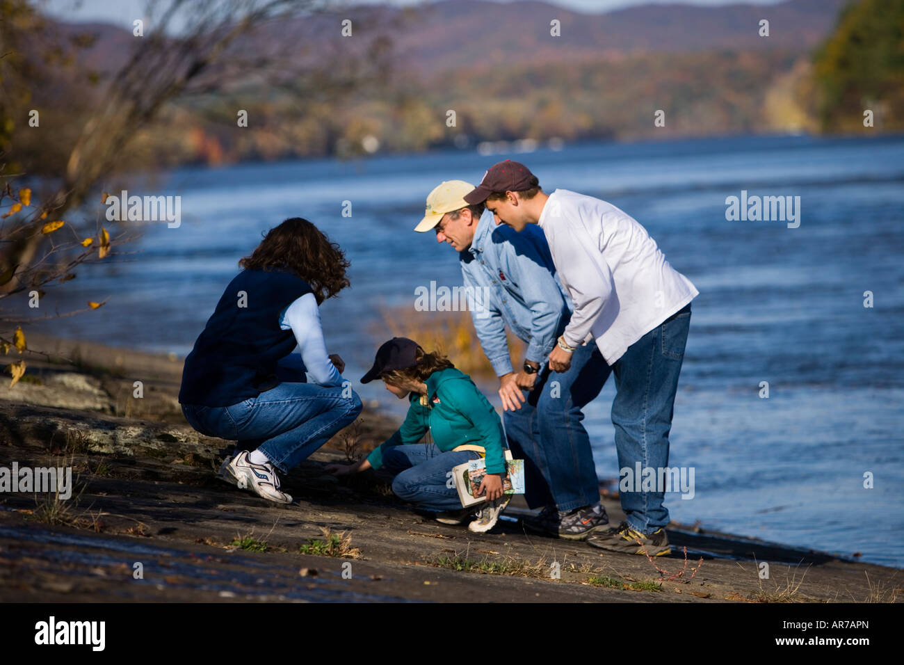 Une famille nature des études sur les rives de la rivière Connecticut à Holyoke, Massachusetts. Banque D'Images