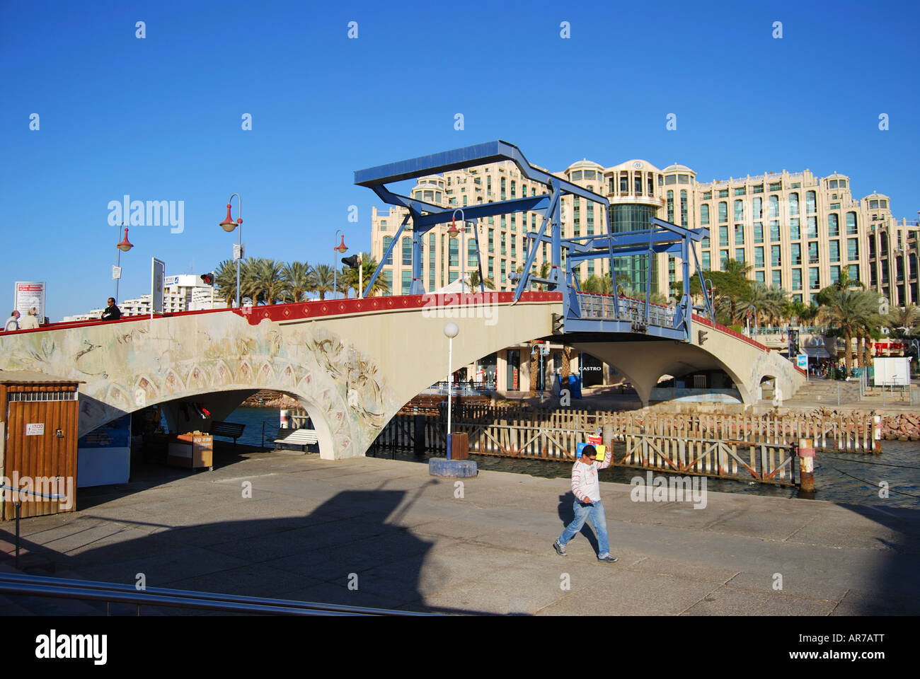 Promenade en bord de mer pont sur le canal, Eilat, quartier sud, Israël Banque D'Images