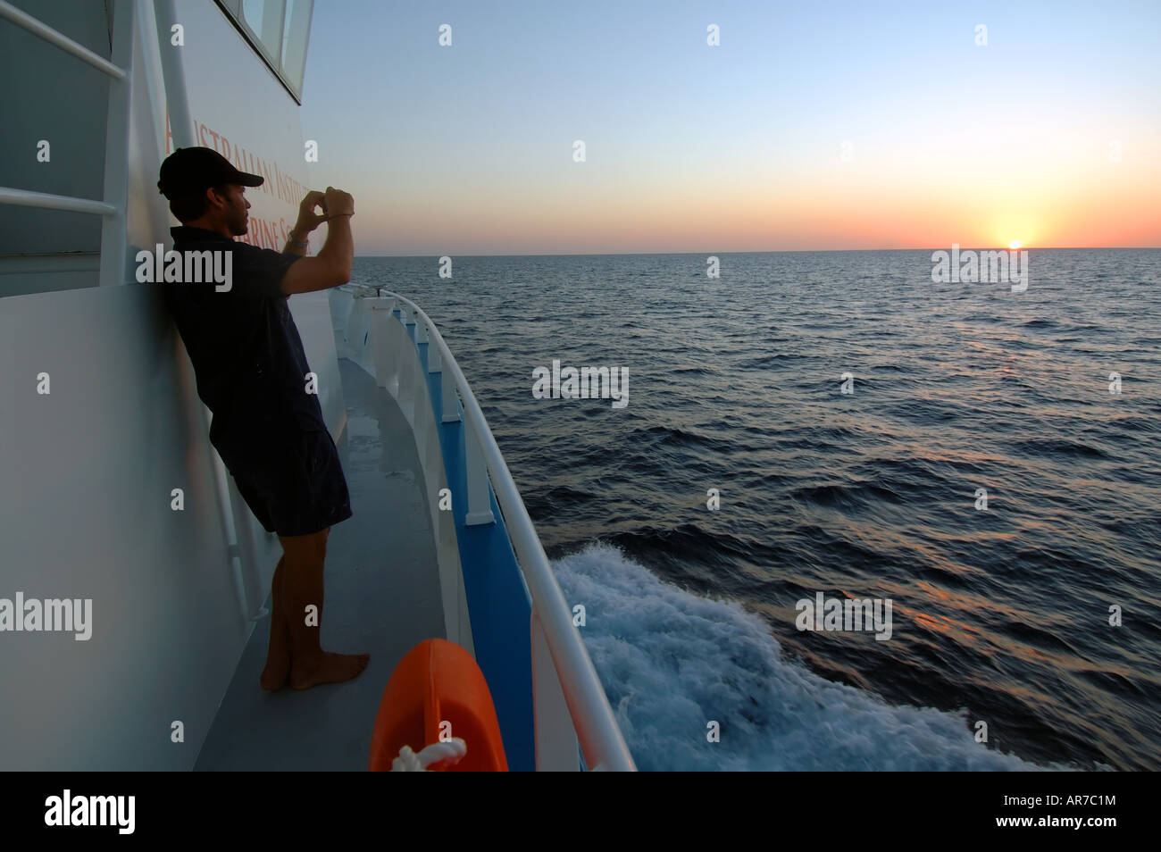 L'aube sur l'océan Indien depuis le pont d'un navire de recherche marine de l'Australie Occidentale Solander RV Banque D'Images