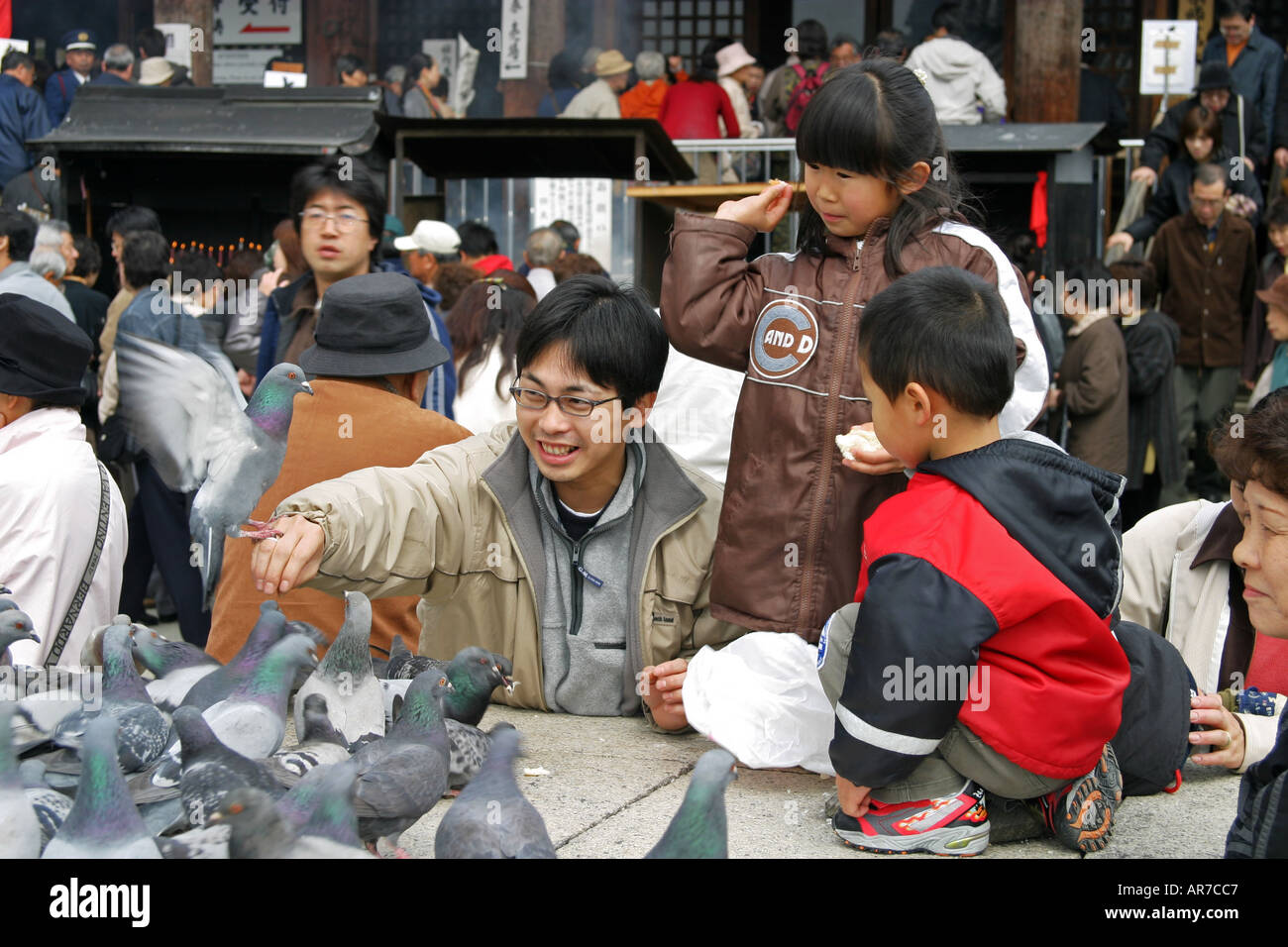 Son fils et sa fille plus japonais profitez d'une journée au marché aux puces à Tennoji Shi Osaka Kansai Japon Asie Banque D'Images