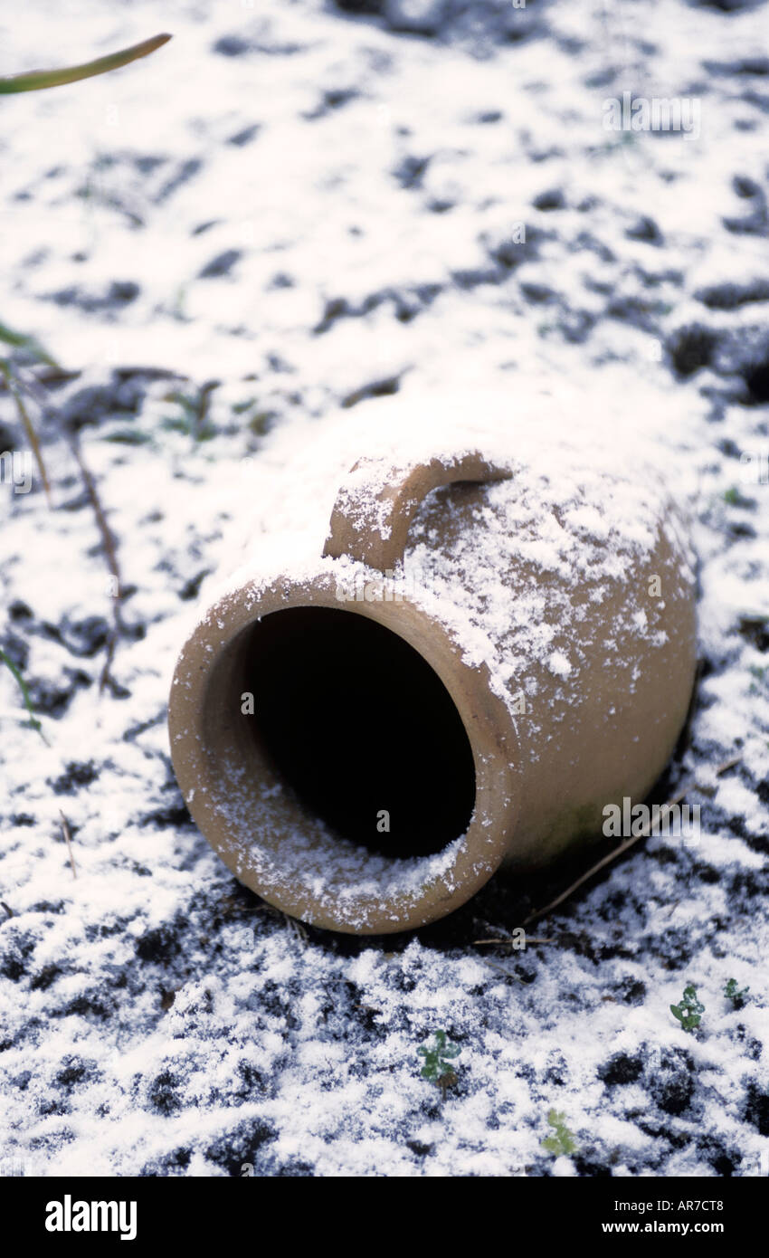 POT AMPHORE EN JARDIN COUVERT DE NEIGE Banque D'Images