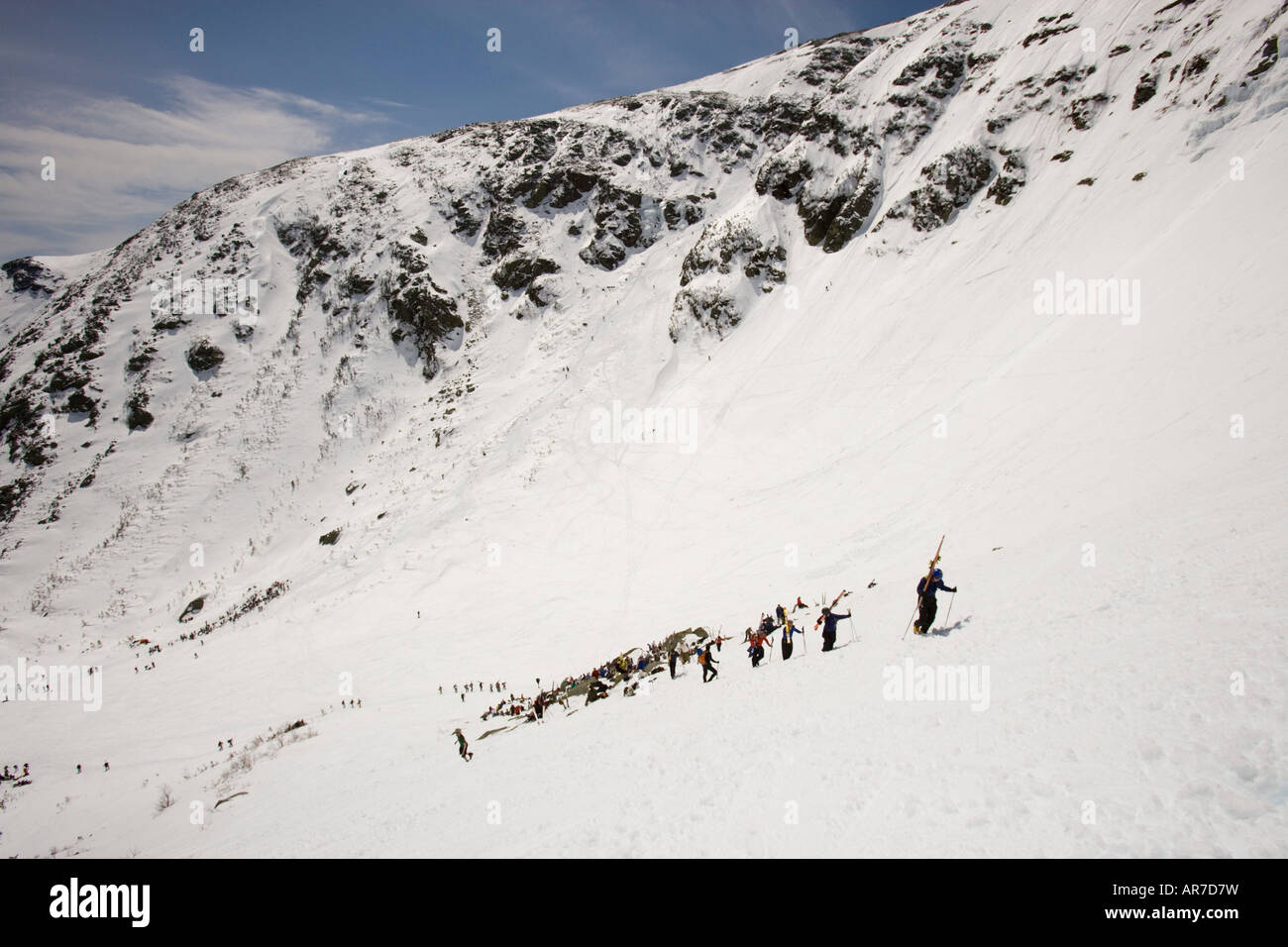 Tuckerman Ravine escalade les skieurs dans le New Hampshire s Montagnes Blanches White Mountain National Forest Avril Banque D'Images