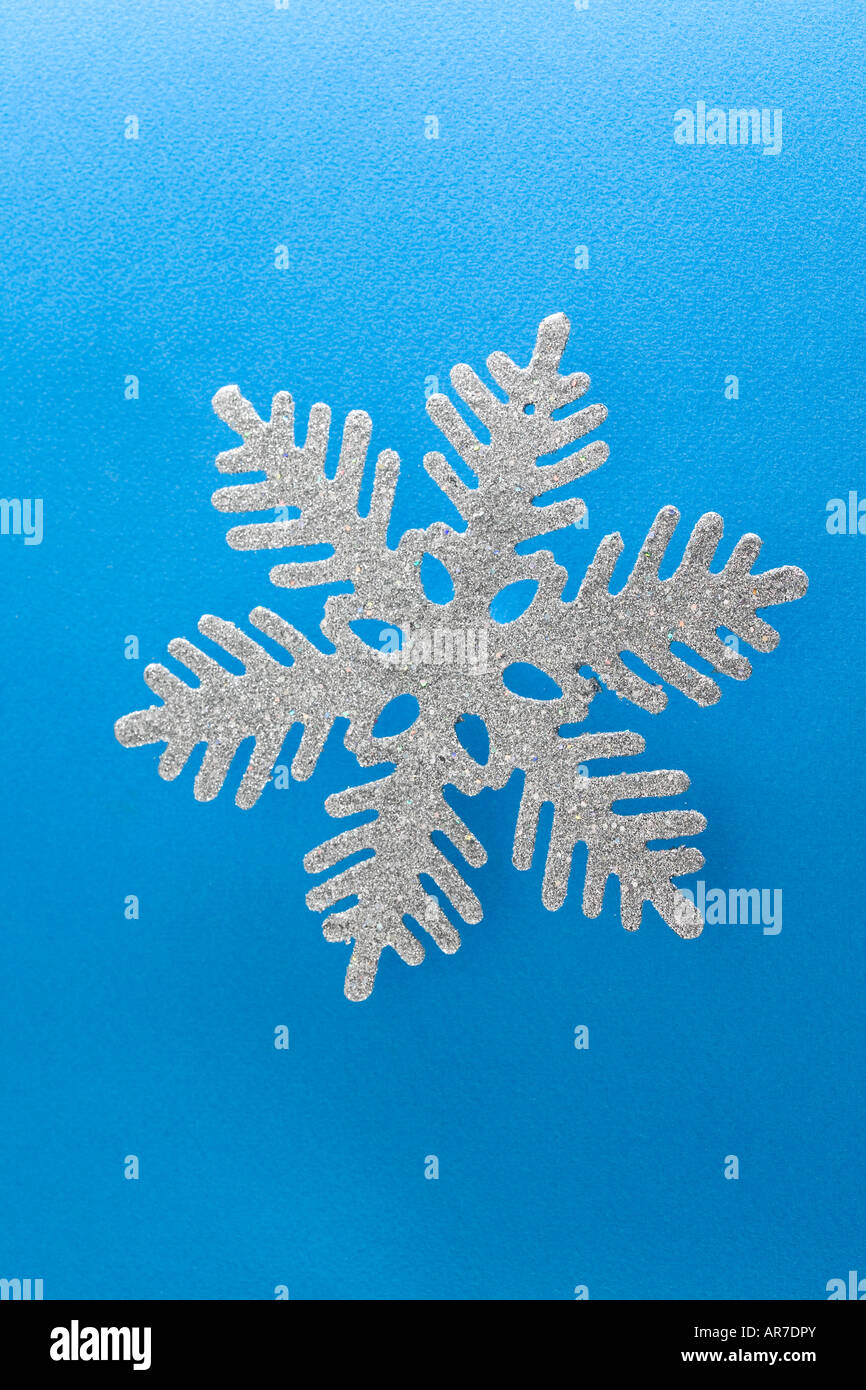 Ornement flocon simple symétrie Noël blanc Banque D'Images