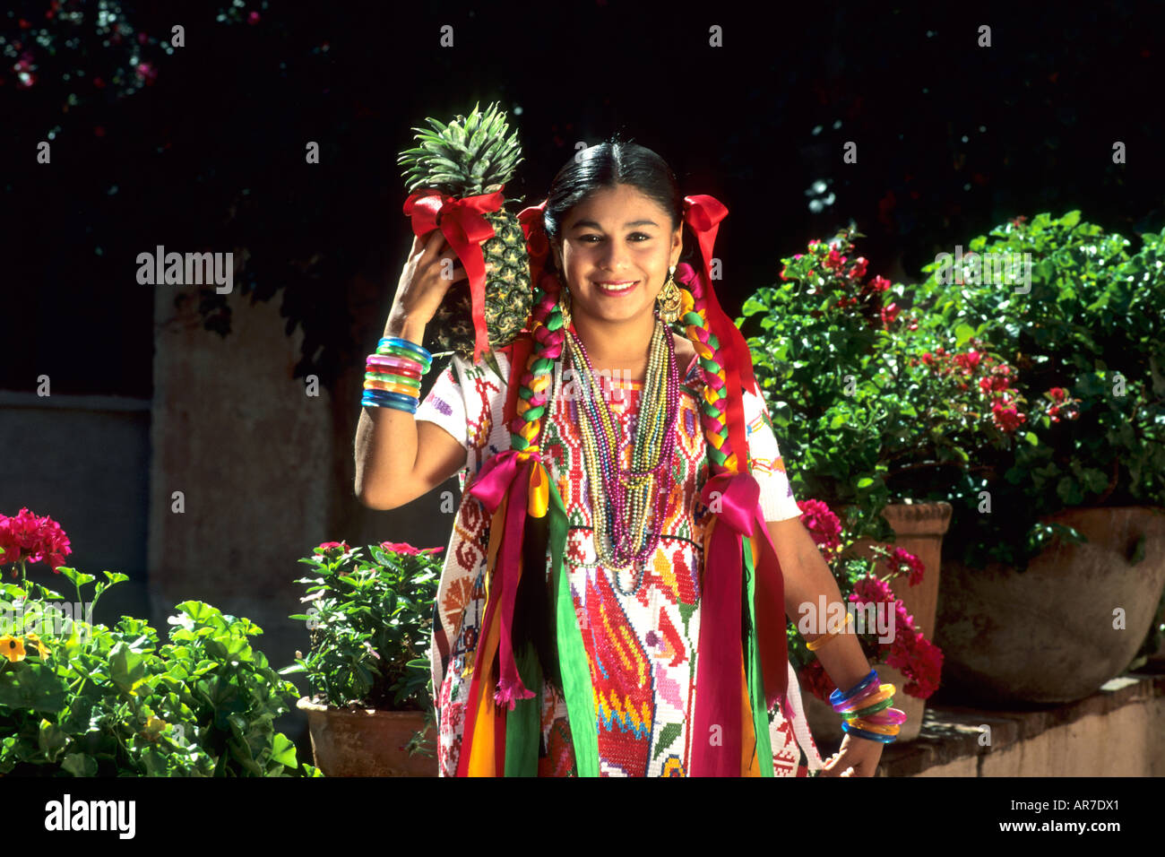 Historique coloré danseurs en costume traditionnel avec des fleurs à Oaxaca au Mexique Banque D'Images