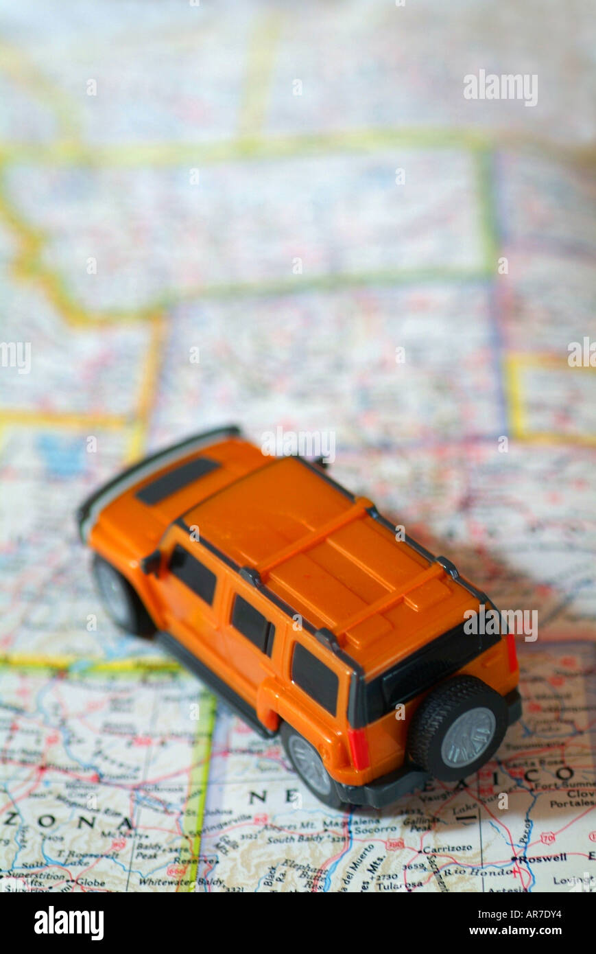 Un jouet Hummer sur un atlas Photo Stock - Alamy