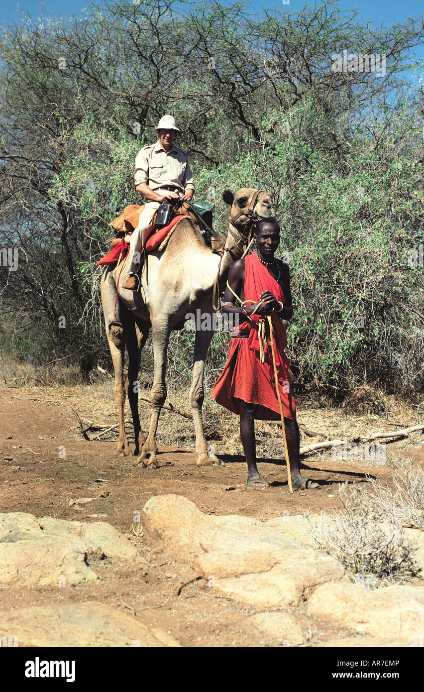 David Keith Jones monté sur un chameau avec un guide sur un chameau Samburu safari trekking dans le nord du Kenya Afrique de l'Est Banque D'Images