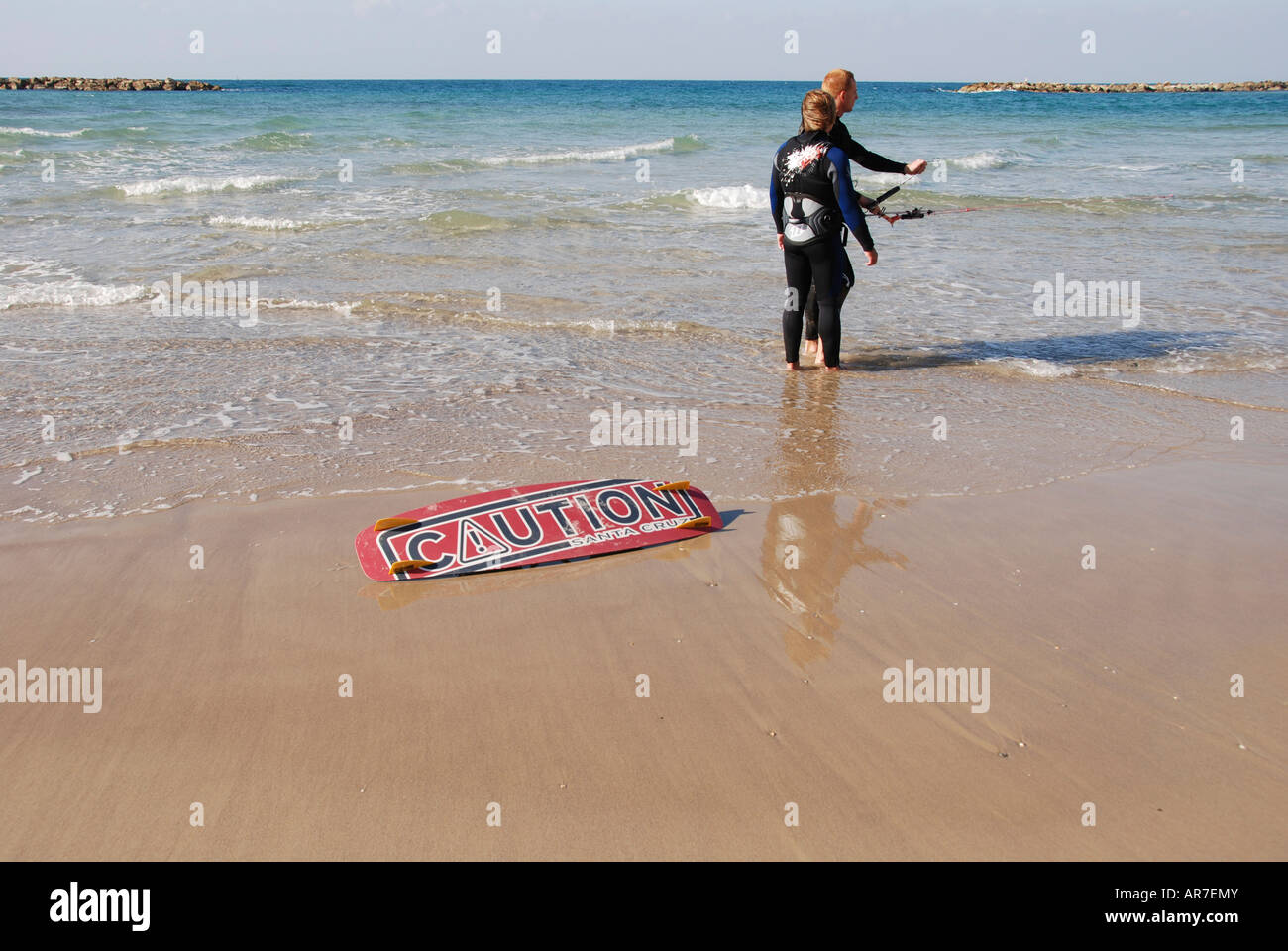 Israël et l'instructeur de kitesurf sur la plage de l'élève Banque D'Images