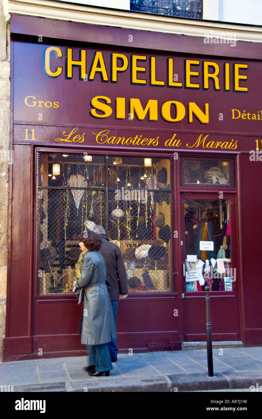 Paris France, Shopping Old Storefront, magasin de chapeaux français dans le quartier du Marais, People Looking Shop Window (maintenant fermé) magasin vintage des années 1950, Banque D'Images