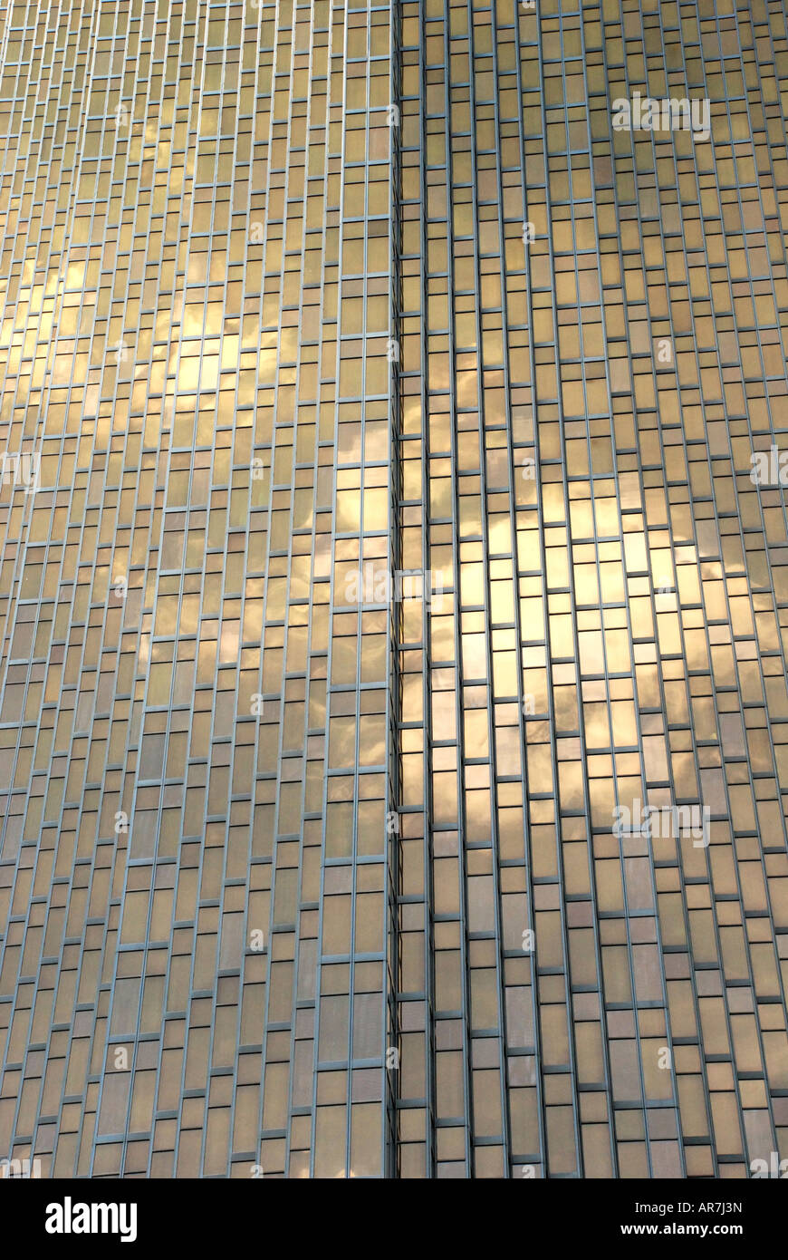 Les nuages reflètent dans immeuble de bureau Windows. Banque D'Images