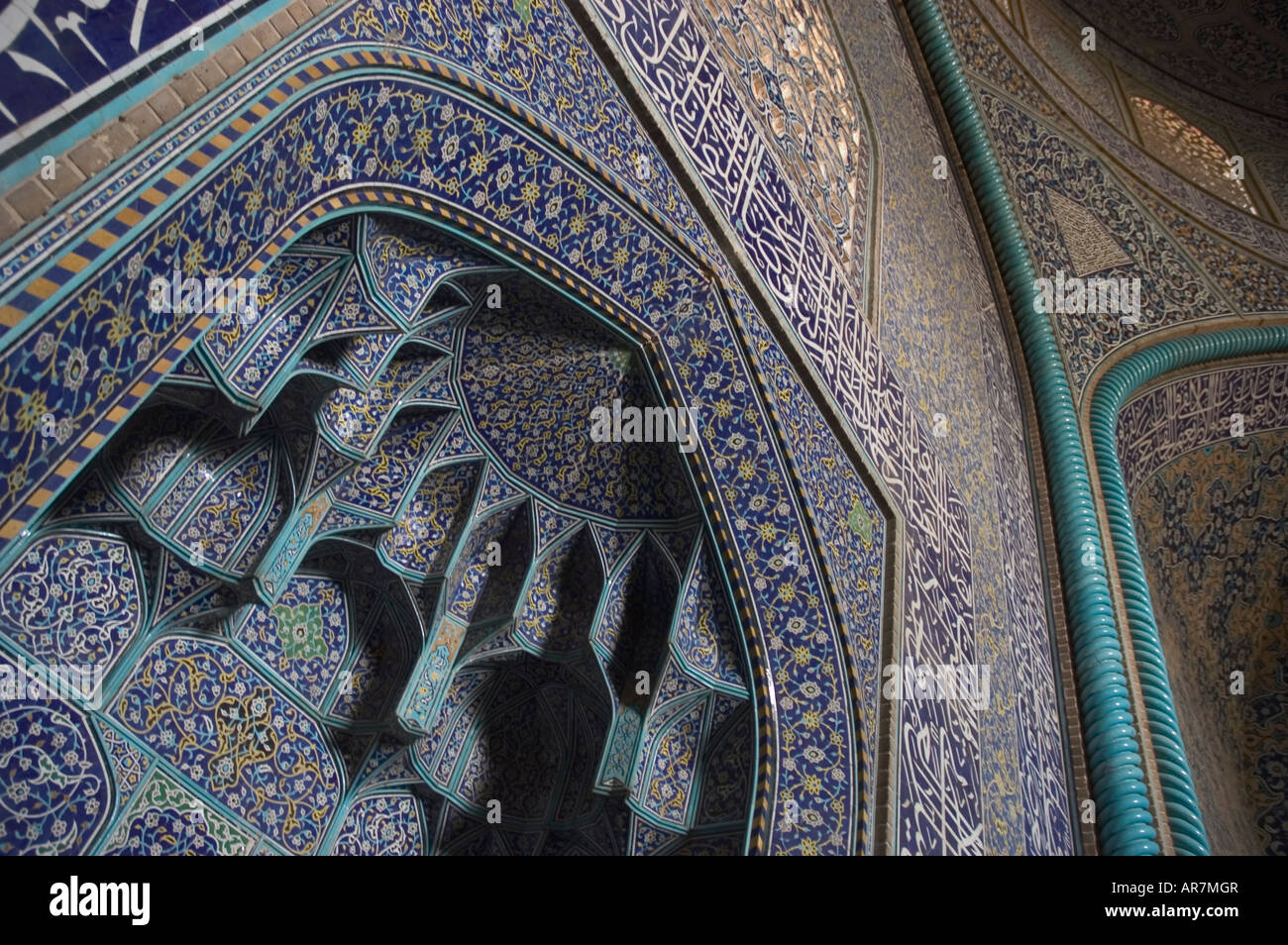 Abstract floral détail de la mosaïque complexe de travail intérieur de la Mosquée du Sheikh Lotfallah, Naghsh-i Jahan Square, Esfahan Iran. Banque D'Images