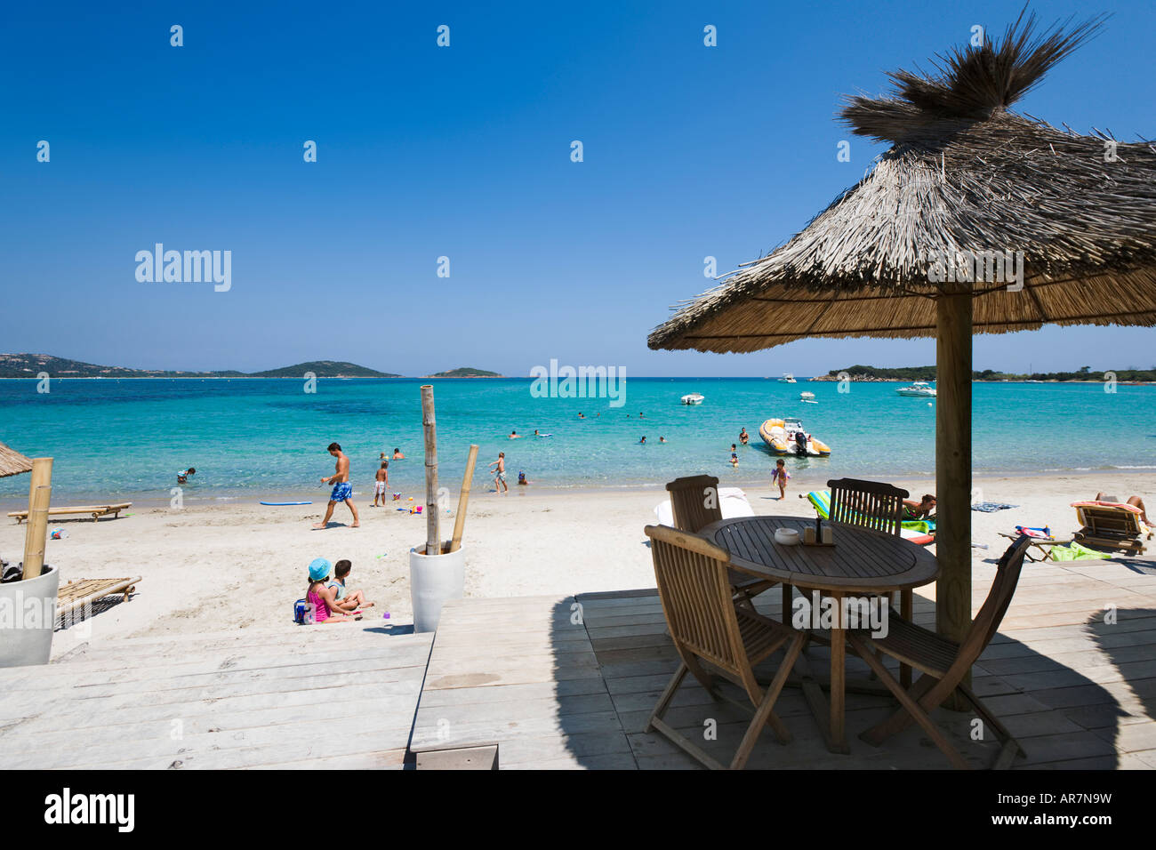 Plage et terrasse d'un restaurant du bord de mer à San Ciprianu beach, près de Porto Vecchio, Corse, France Banque D'Images