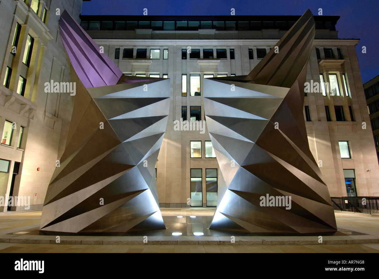 L'art moderne sculpture près de la cathédrale St Paul à Londres. Banque D'Images