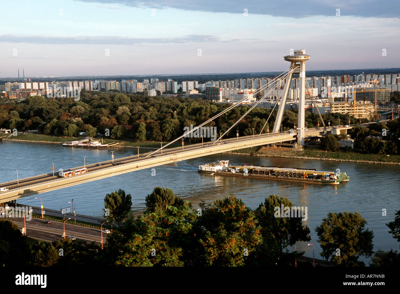 La nouvelle 'Novy Most' pont sur le Danube à Bratislava, la capitale de la Slovaquie. Banque D'Images