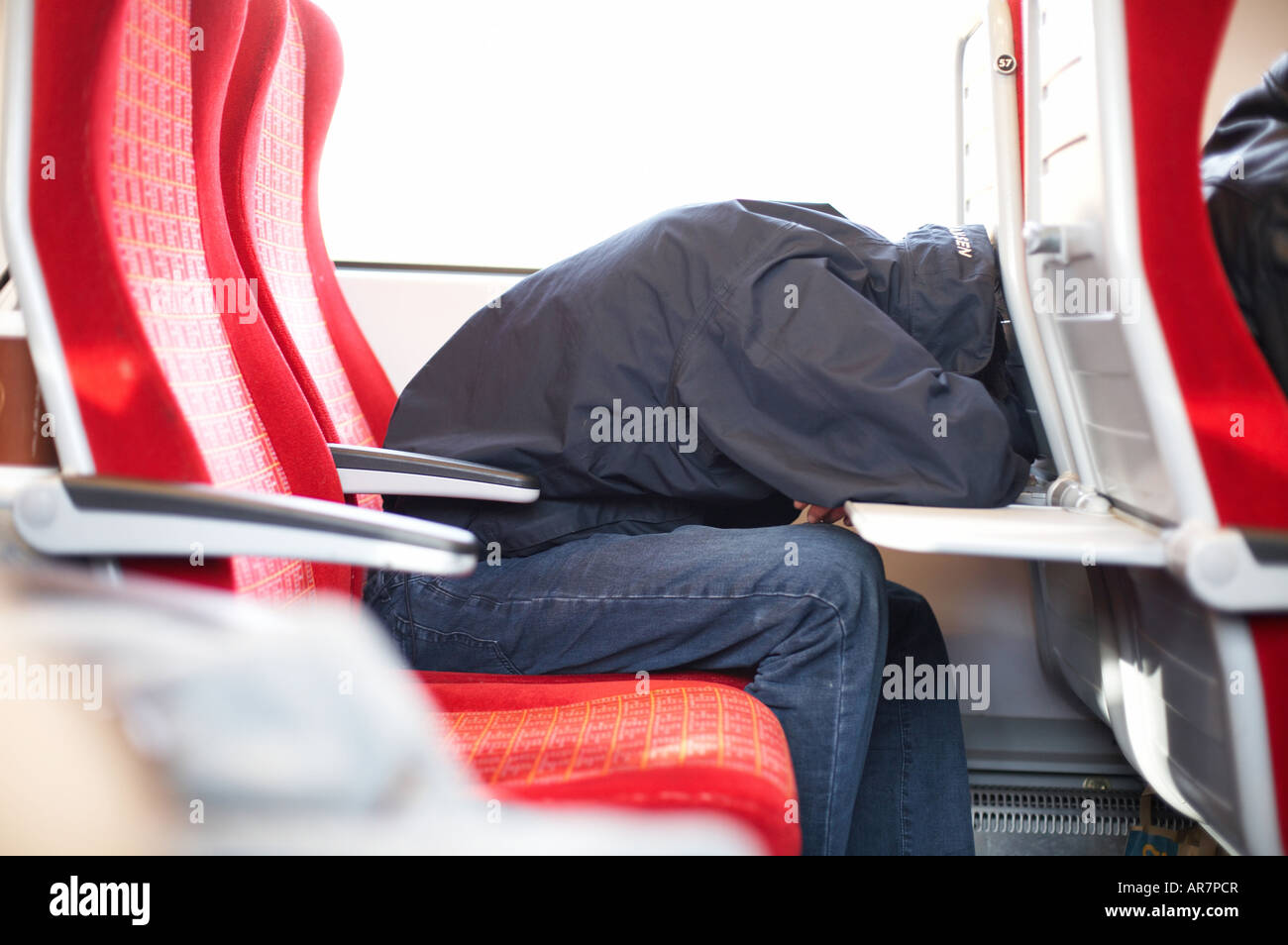 Homme fatigué dormir sur le train en Angleterre Banque D'Images