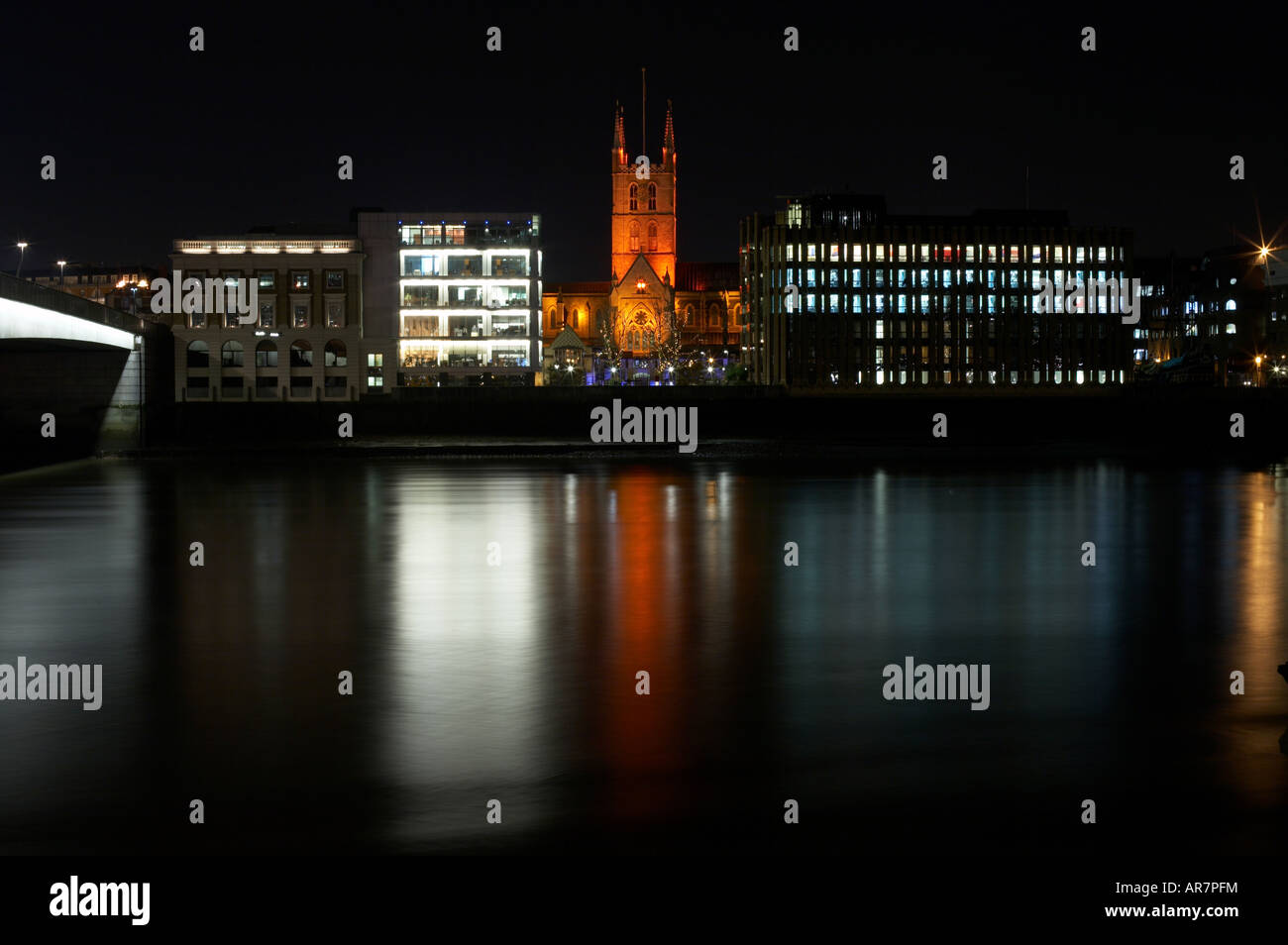 Scène de nuit d'immeubles de bureaux sur la Tamise à Londres Angleterre Royaume-uni Banque D'Images