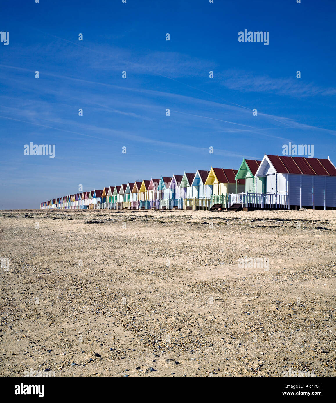 Les nouvelles cabines de plage À WEST MERSEA ESSEX toutes peintes dans des couleurs pastel Banque D'Images