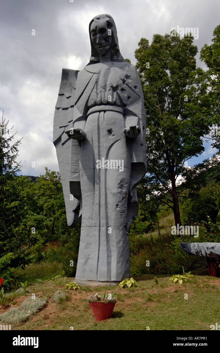 Statue géante utilisée dans le film au-delà des lignes ennemies, puis laissés par les cinéastes près de Kosice en Slovaquie de l'ouest. Banque D'Images