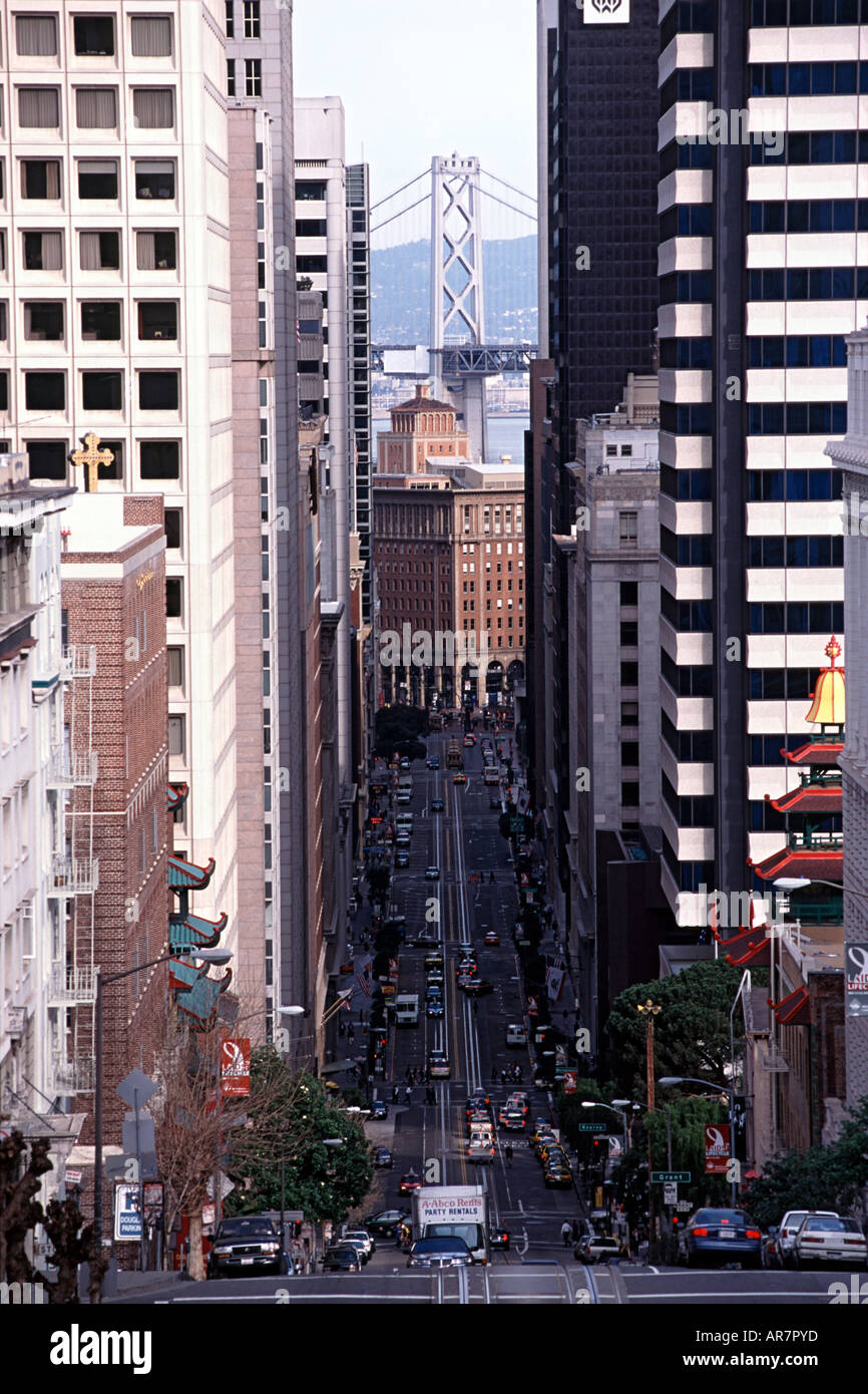 Vue vers le bas de la rue de la Californie avec l'Oakland Bay Bridge dans la distance à San Francisco. Banque D'Images