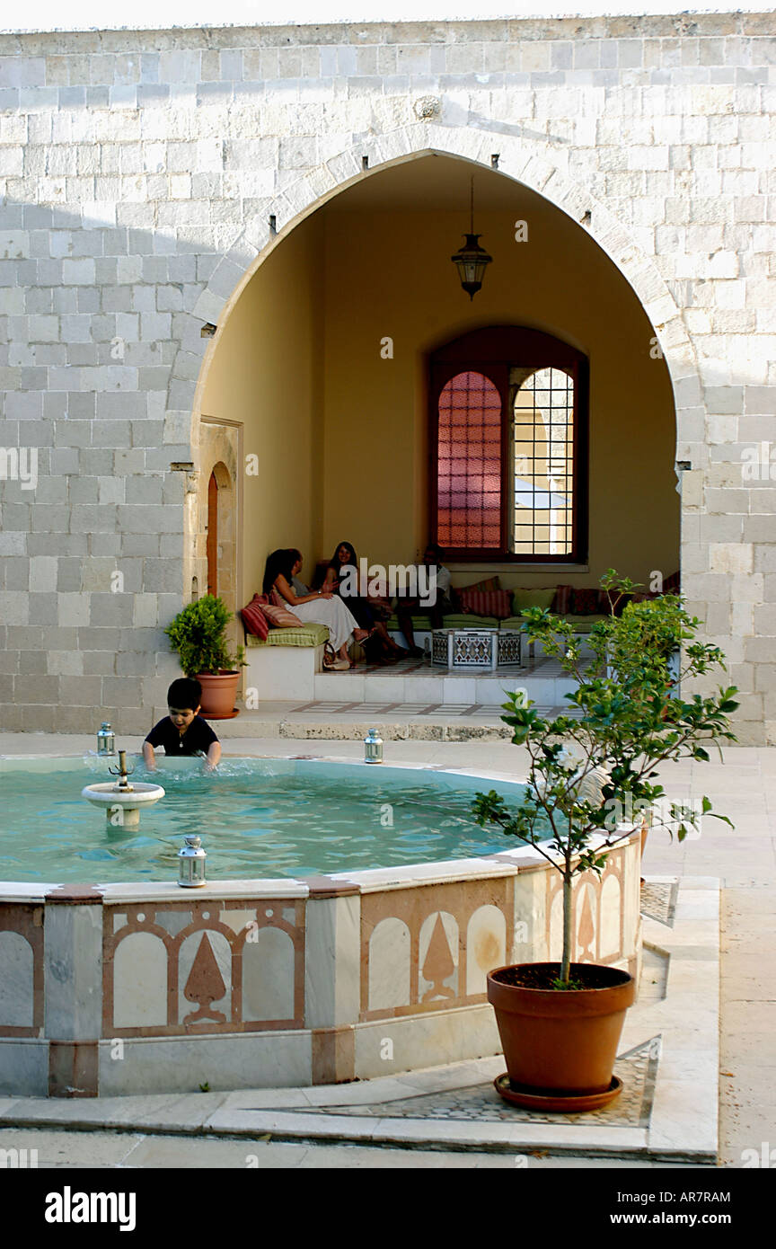 La station Mir Amin hôtel ancien palais de l'Émir Druze Prince Amin situé dans la montagne du Chouf libanais Banque D'Images