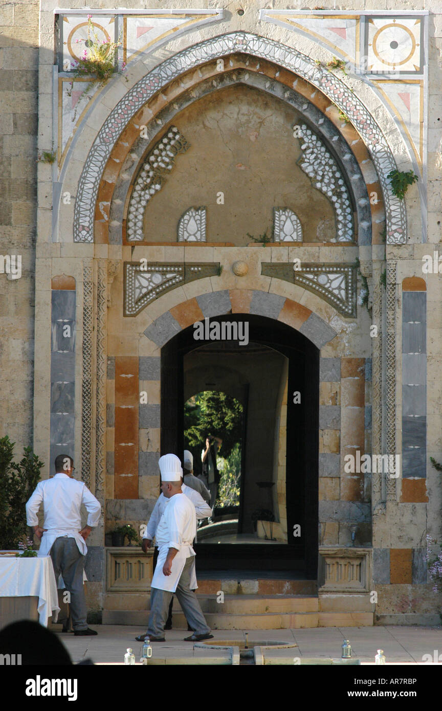 Arqué incrusté porte à l'hôtel Mir Amin ancien palais de l'Émir Druze Prince Amin situé dans les montagnes du Chouf de Lebano Banque D'Images