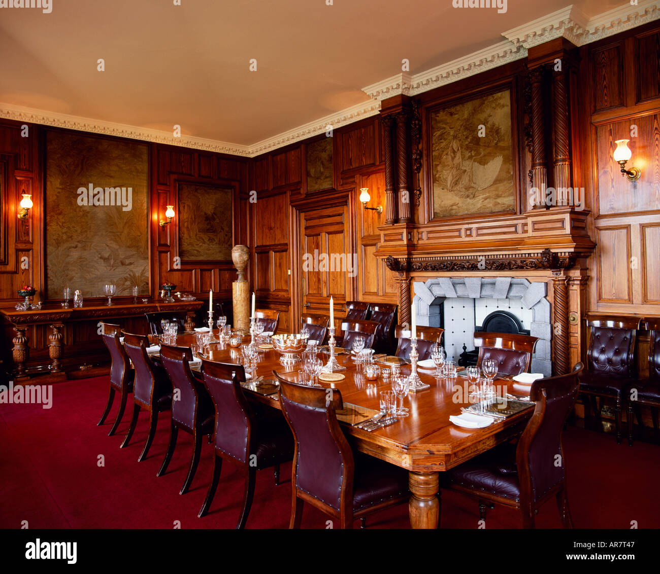Salle à manger lambrissée à Amhuinnsuidhe Castle Banque D'Images