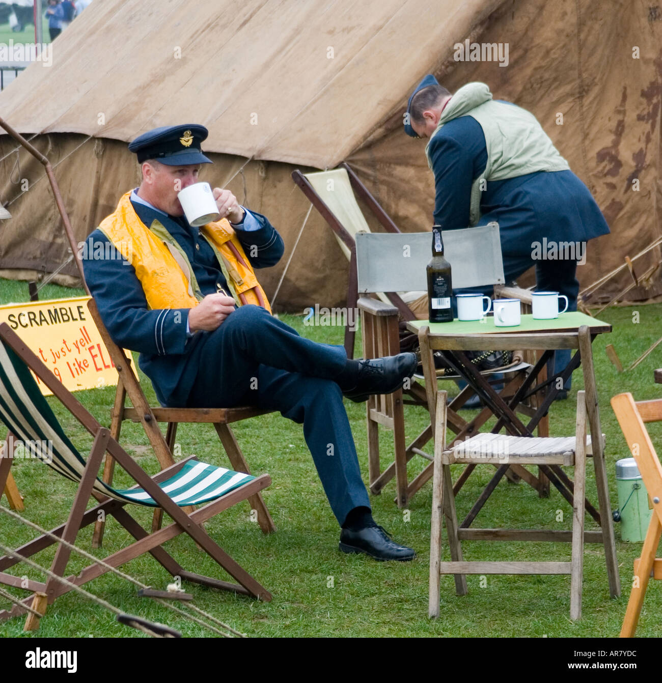 WW2 aviation de loisirs, d'un projet pilote par onstand s'assoit et boit une tasse de thé à l'extérieur de sa tente. Banque D'Images