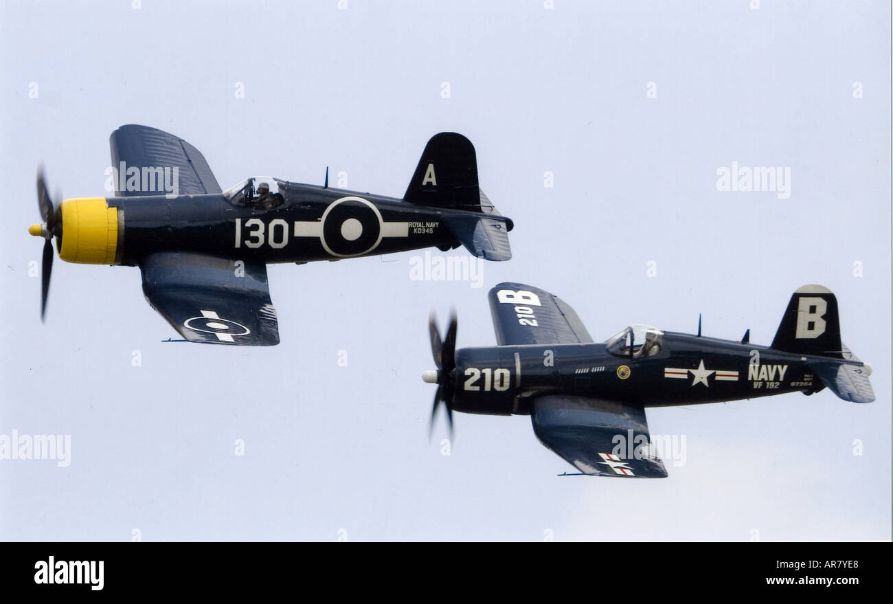 Goodyear FG 1D Corsair et CV F4U Corsair 4 formate pour un défilé à Duxfords Flying Legends Show Banque D'Images