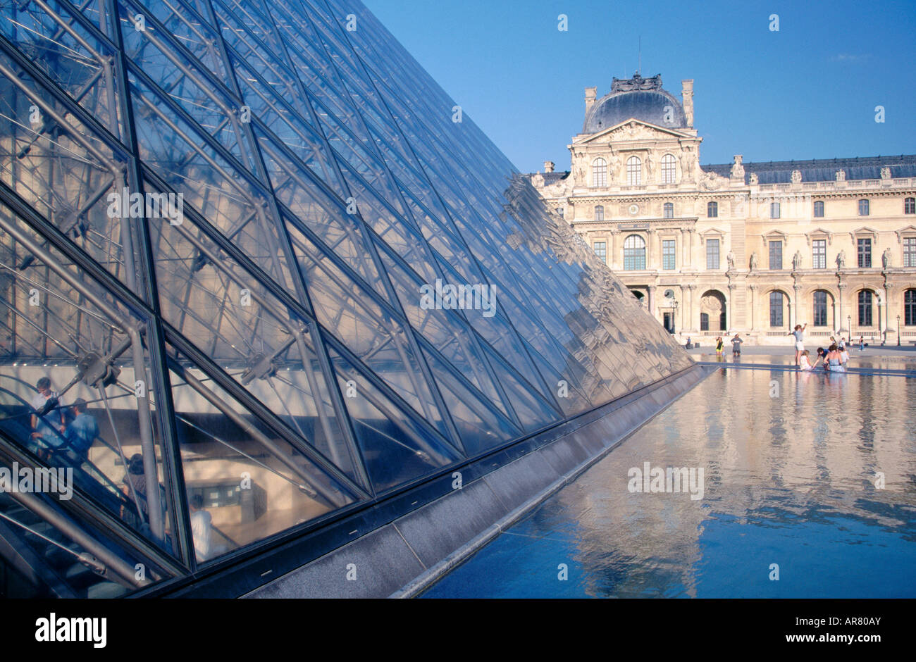Fontaines et pyramide du Louvre à Paris France Banque D'Images
