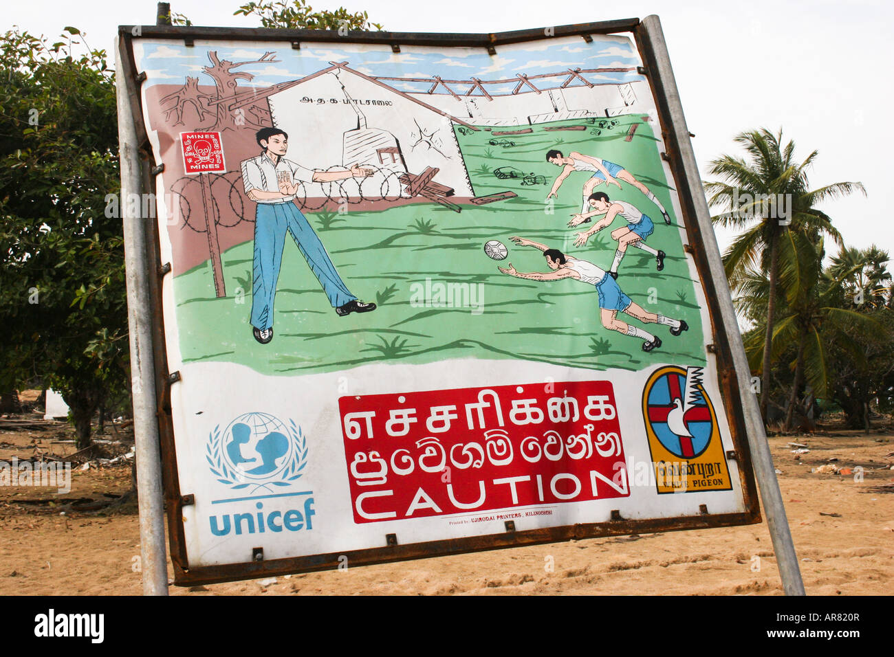Poteau de signalisation avertissement pour présenter les mines terrestres dans les zones contrôlées par les LTTE sur la péninsule de Jaffna, au Sri Lanka. Banque D'Images