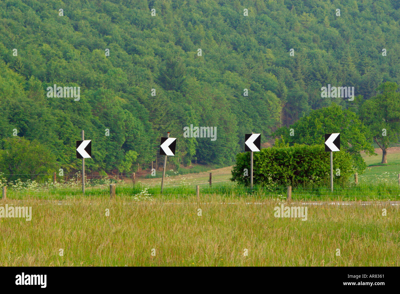 Sharp Deviation Rout Sharp Deviation Route Banque d'image et photos - Alamy