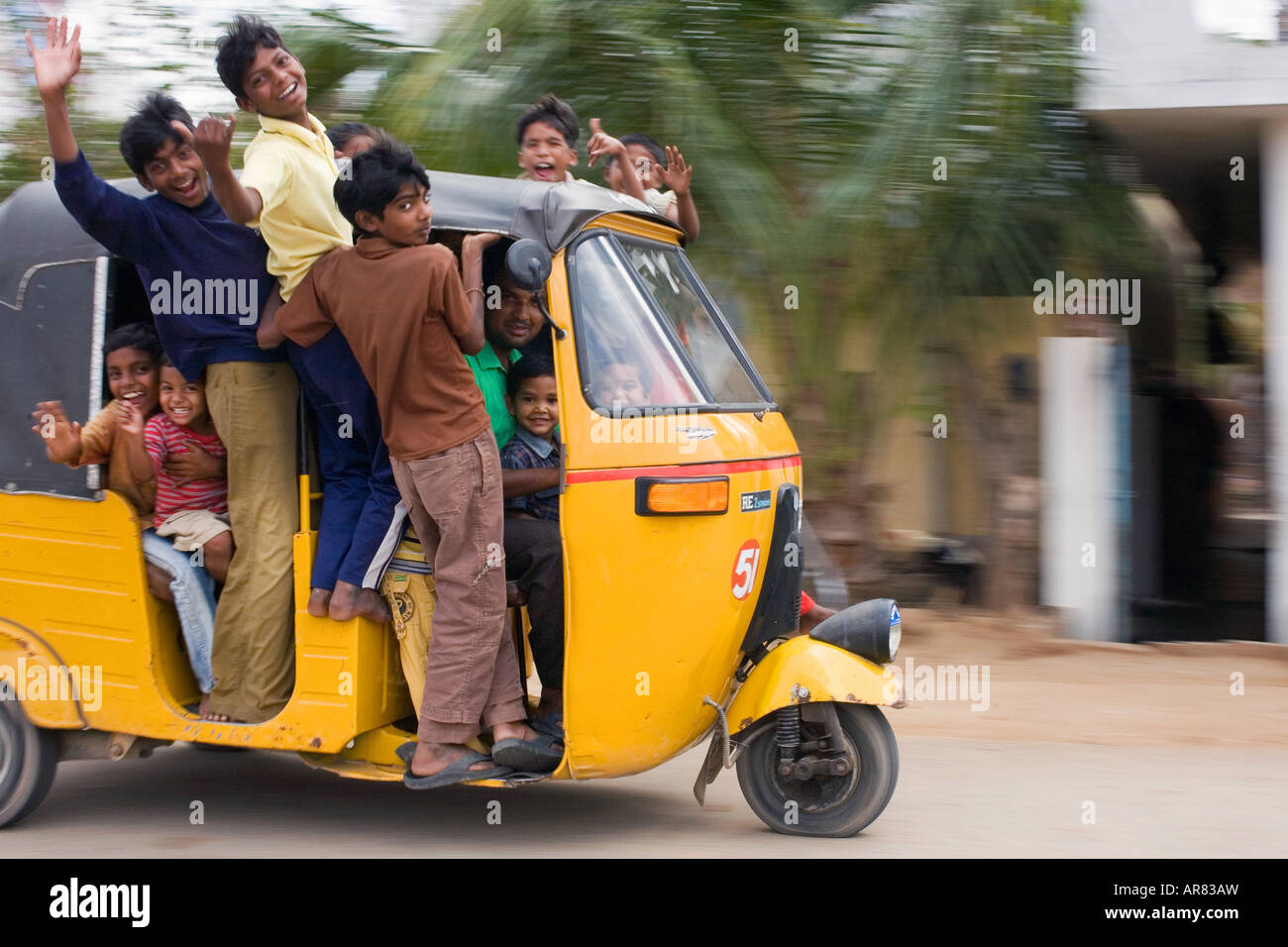 Auto rickshaw indien pleine d'enfants. Puttaparthi, Andhra Pradesh, Inde Banque D'Images