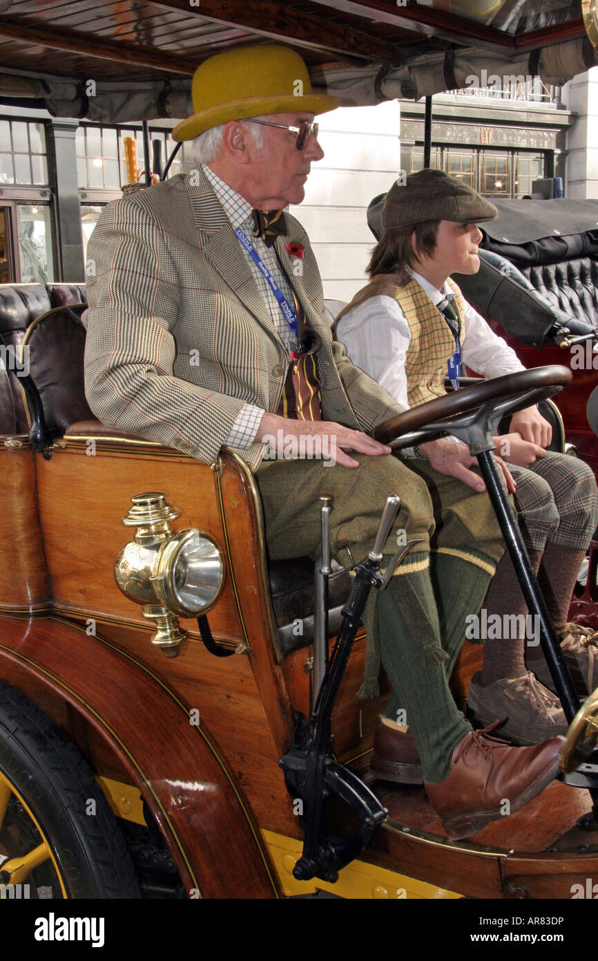 Passager homme en costume et chapeau melon et Panhard et Levassor 1902 Reg.No. DS 6681 M. John Lawson Surrey No158 Banque D'Images