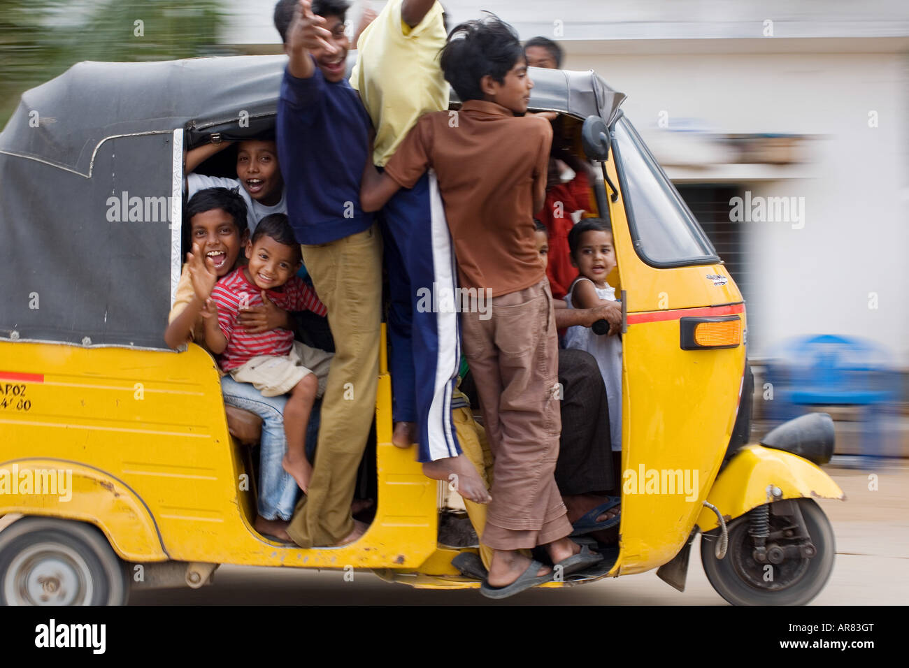 Auto rickshaw indien pleine d'enfants. Puttaparthi, Andhra Pradesh, Inde Banque D'Images