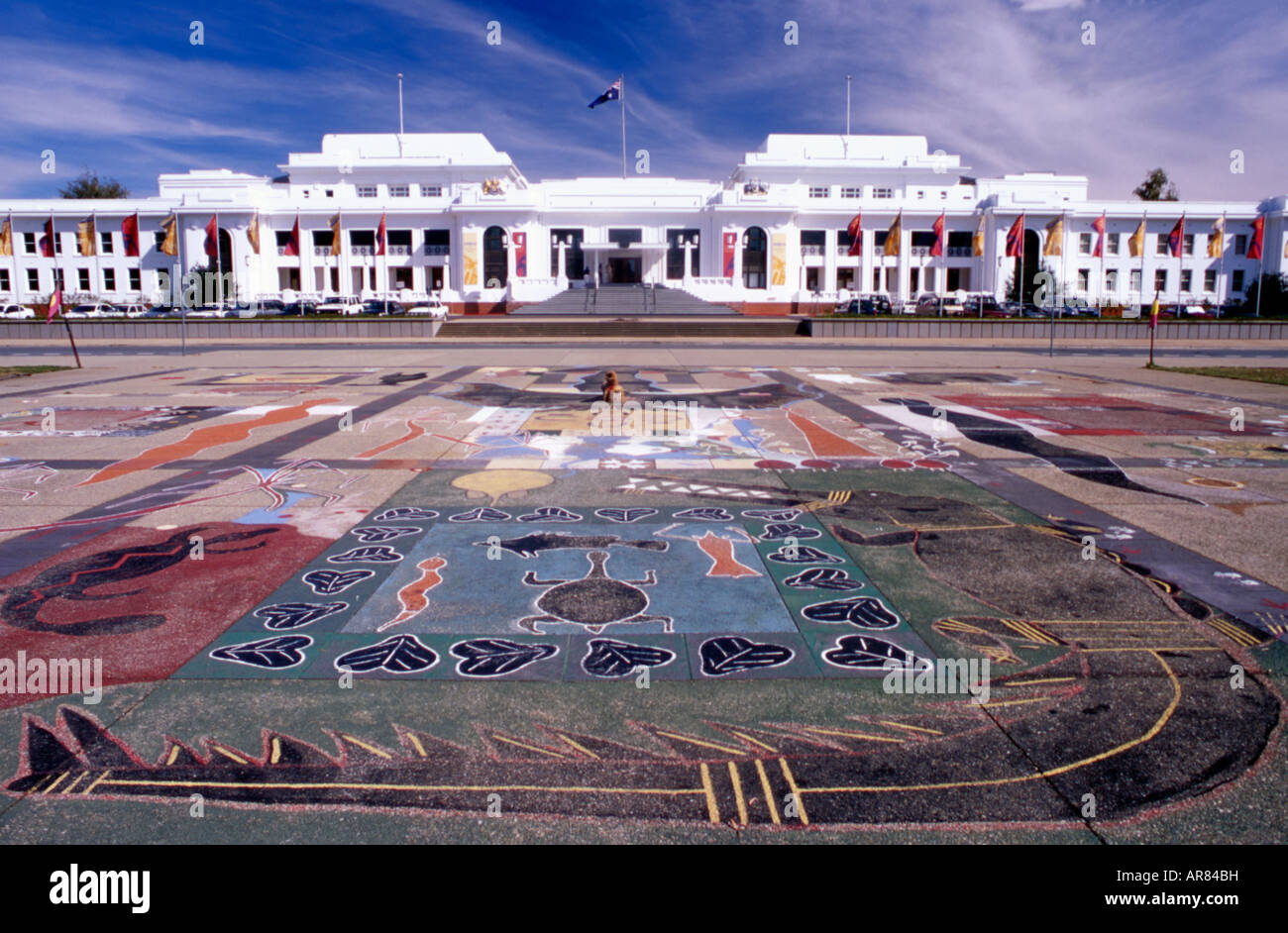 Old Parliament House, Canberra, Territoire de la capitale australienne, l'Australie avec d'art autochtone sur l'avant-cour Banque D'Images