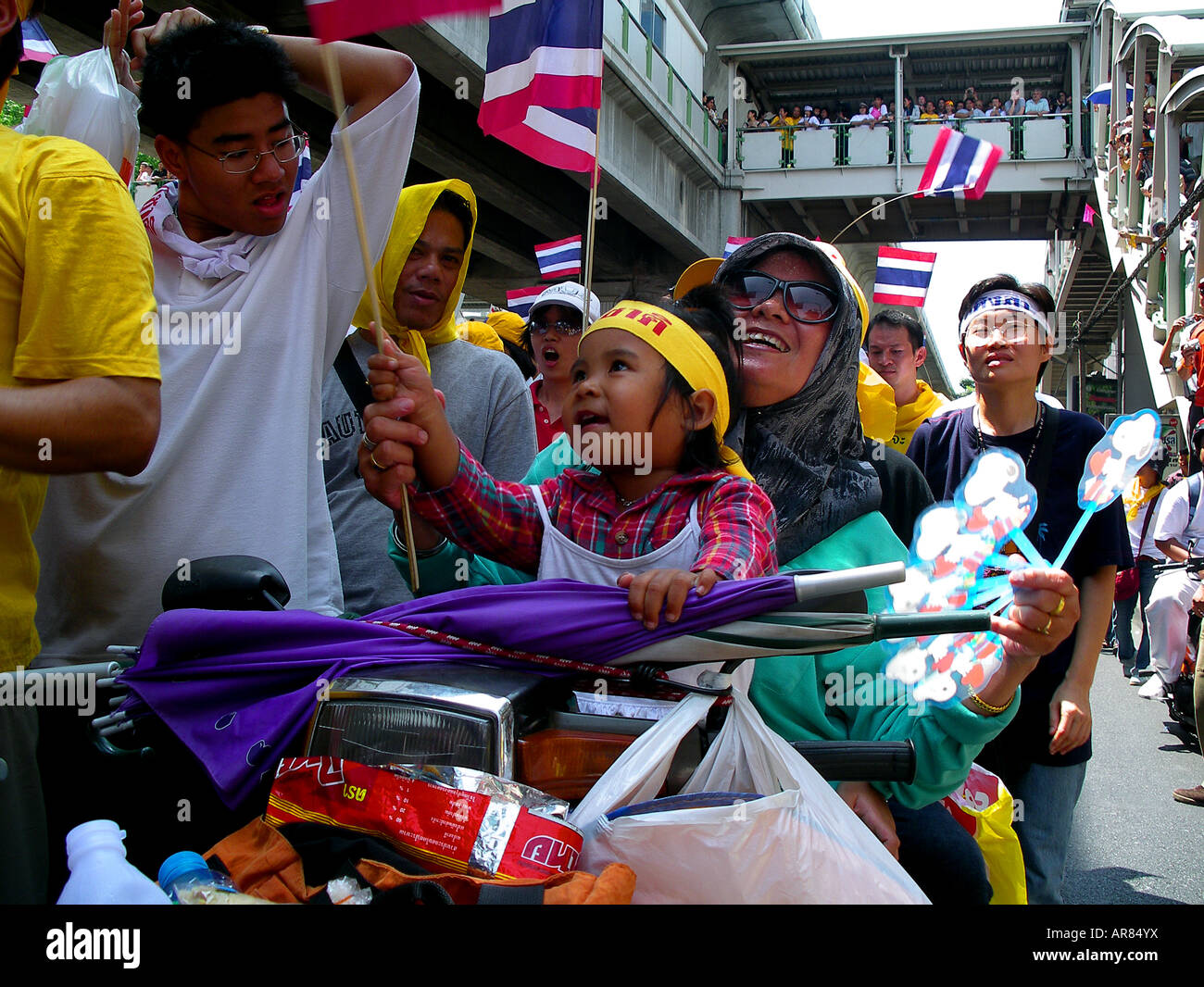 Des milliers de citoyens de Bangkok en Thaïlande, pour protester contre le premier ministre, Thaksin Shinawatra, en mars 2006. Banque D'Images