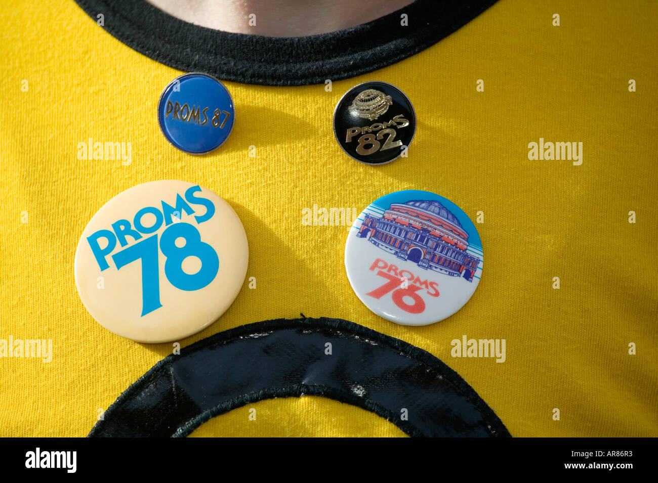 Badges Proms sur une chemise jaune au Last Night of the Proms Banque D'Images