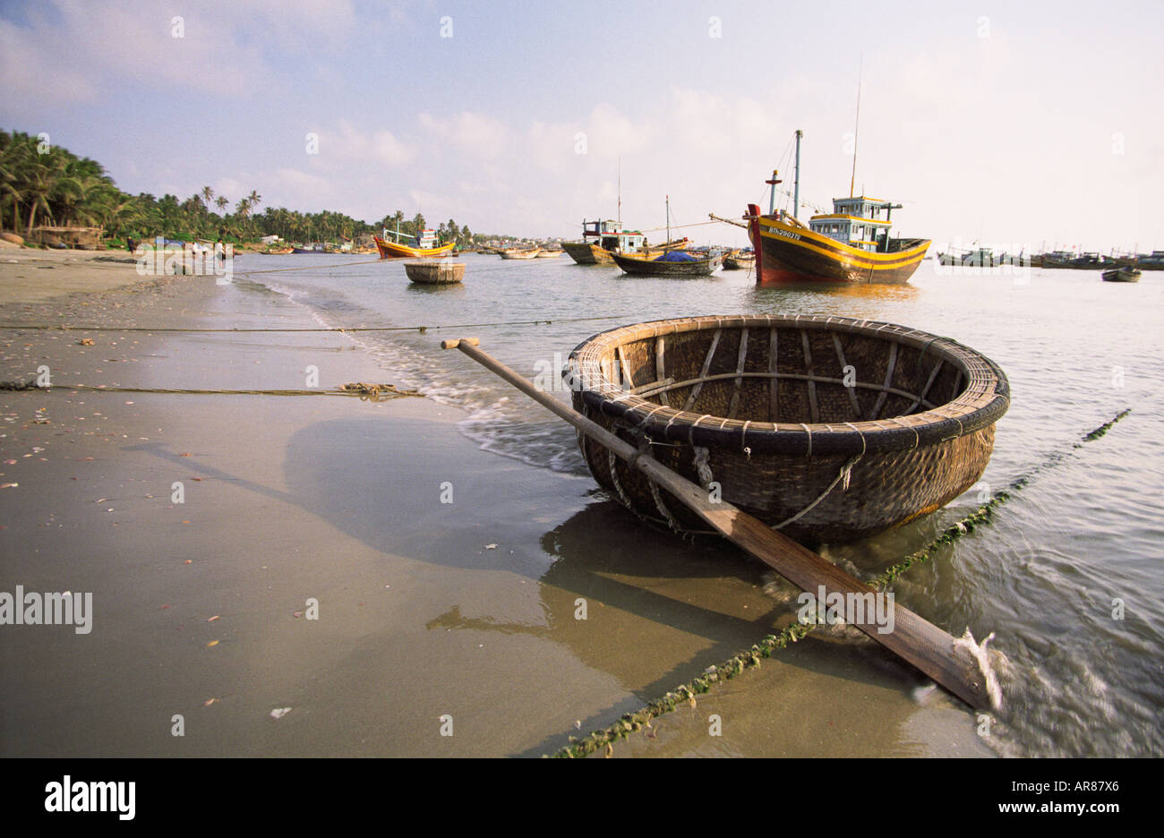 Vietnam, Boat On Beach Banque D'Images