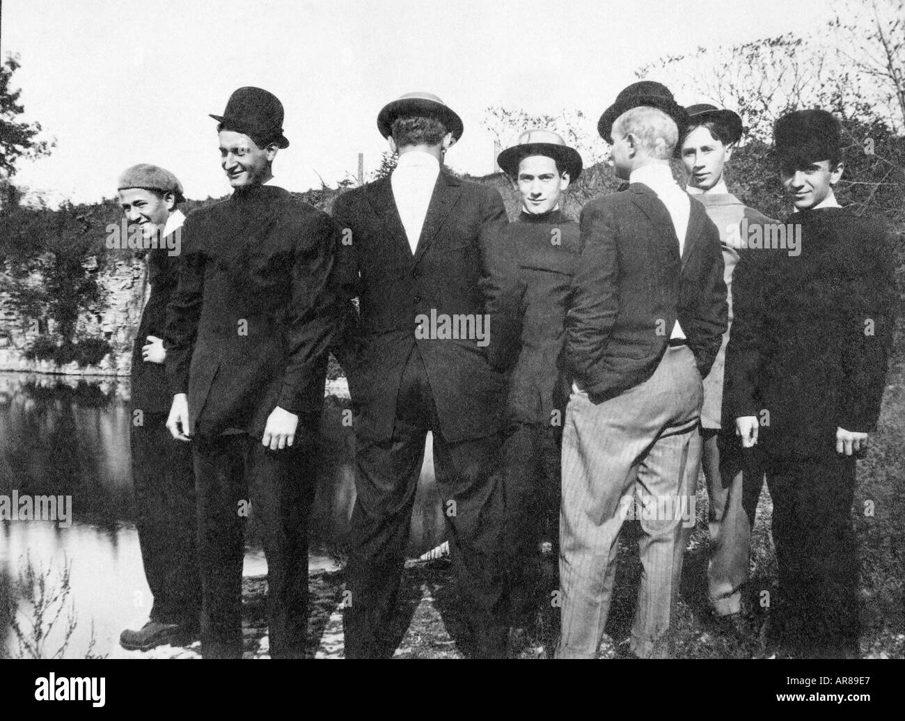Vintage Photo de groupe de jeunes hommes de blasons sur l'arrière Banque D'Images