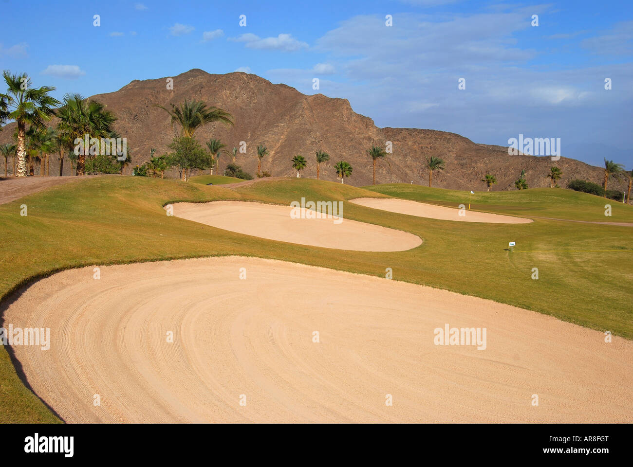 Les bunkers de sable et vert, Taba Heights Golf Resort, Taba Heights, péninsule du Sinaï, Égypte Banque D'Images